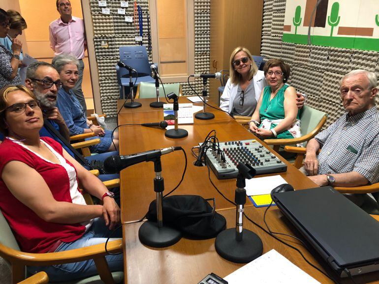 Cecilia, responsable del voluntariado en Hermanas Hospitalarias Palencia, pasa por los estudios de Radio Gurugú