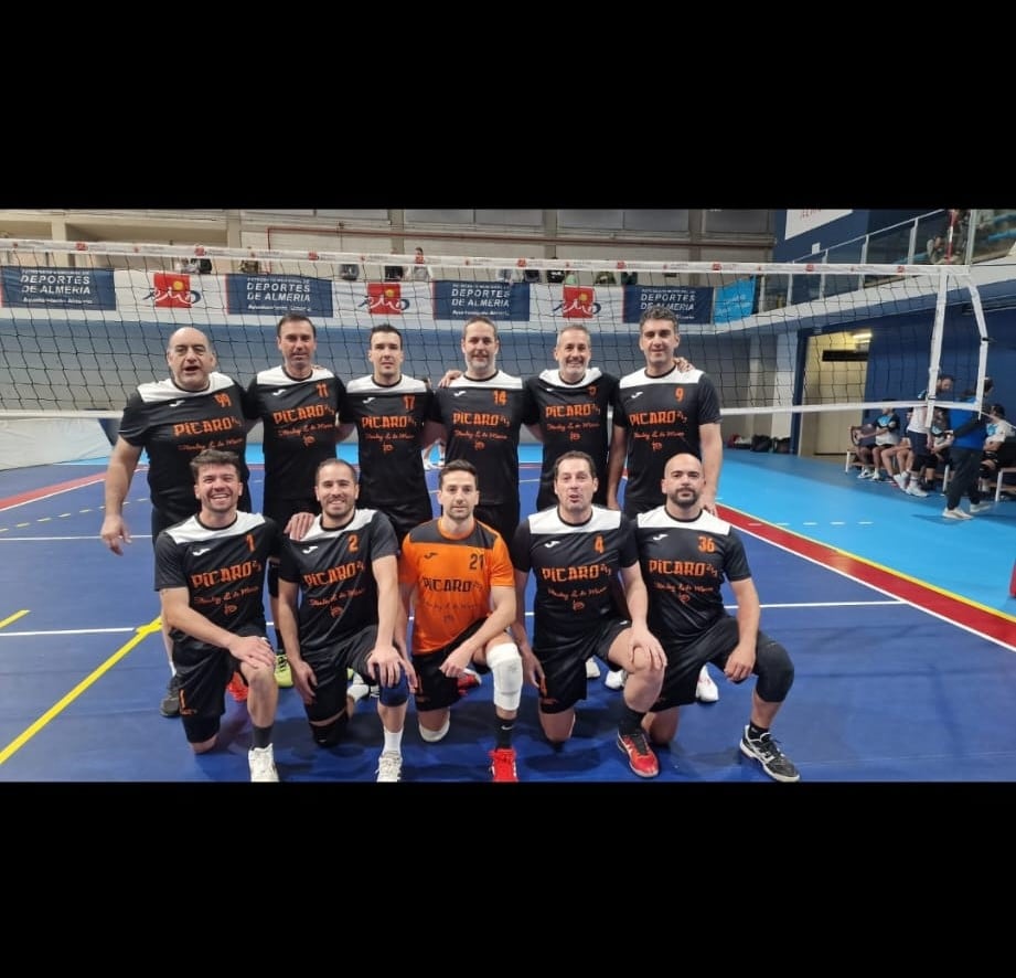 Foto de equipo en el Palacio de Deportes de los Juegos Mediterráneos.