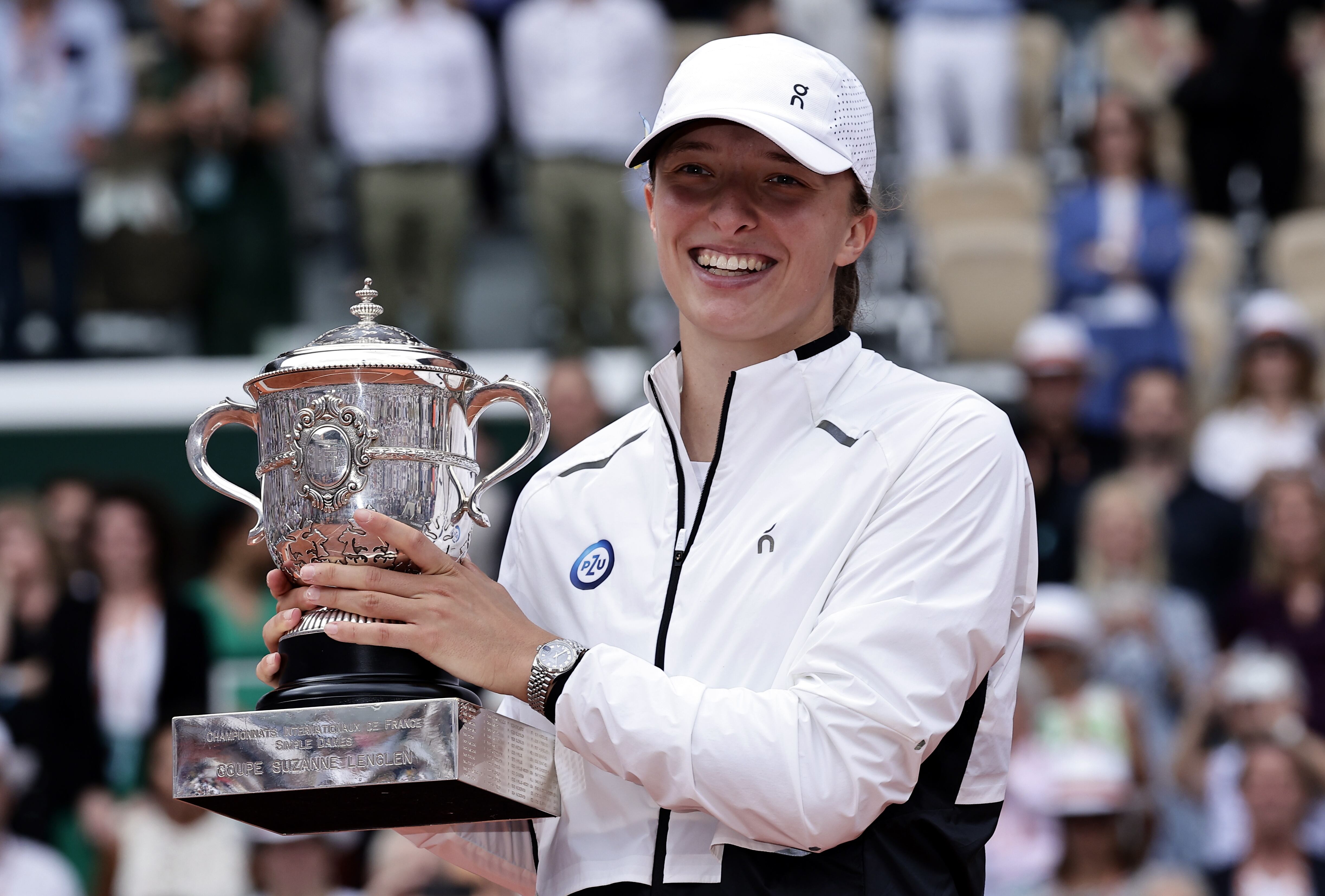 Paris (France), 10/06/2023.- Iga Swiatek of Poland poses with the Coupe Suzanne-Lenglen after winning against Karolina Muchova of the Czech Republic in their Women&#039;s final match during the French Open Grand Slam tennis tournament at Roland Garros in Paris, France, 10 June 2023. (Tenis, Abierto, República Checa, Francia, Polonia) EFE/EPA/CHRISTOPHE PETIT TESSON
