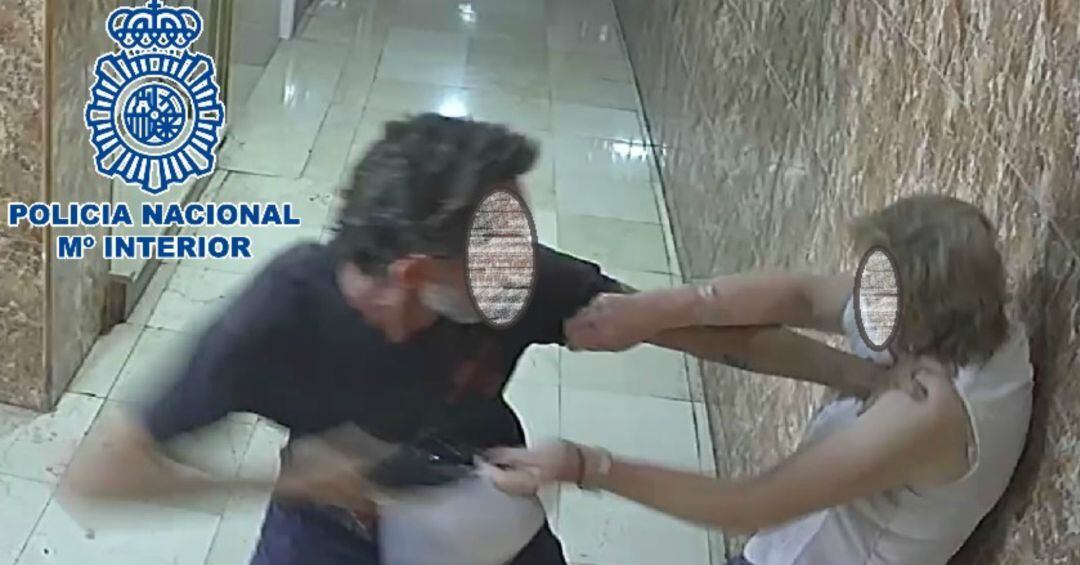 Imagen captada por las cámaras de vigilancia del portal