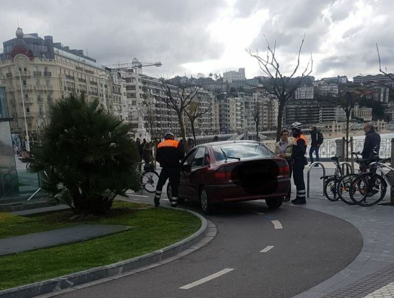 Vehículo en el bidegorri de La Concha.