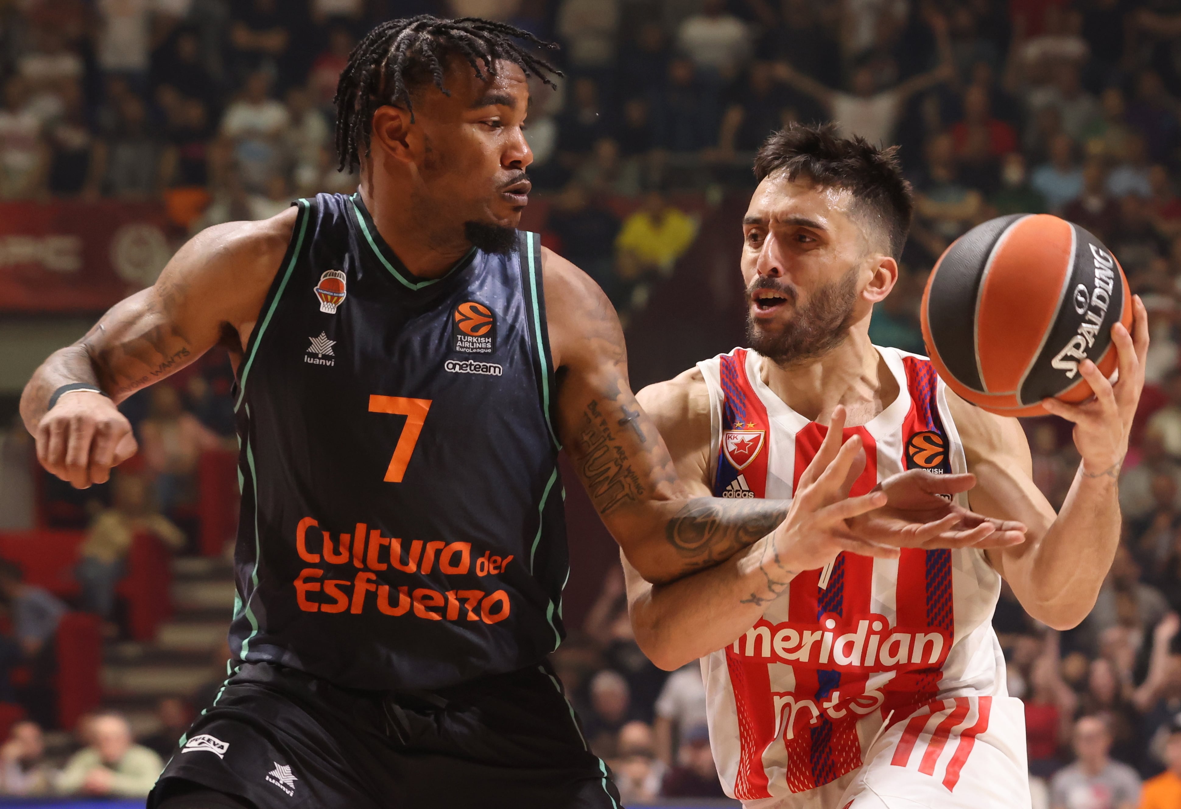 Belgrade (Serbia), 29/03/2023.- Red Star&#039;s Facundo Campazzo (R) in action against Valencia&#039;s Chris Jones (L) during the Euroleague basketball match between Red Star Belgrade and Valencia Basket in Belgrade, Serbia, 29 March 2023. (Baloncesto, Euroliga, Belgrado) EFE/EPA/ANDREJ CUKIC
