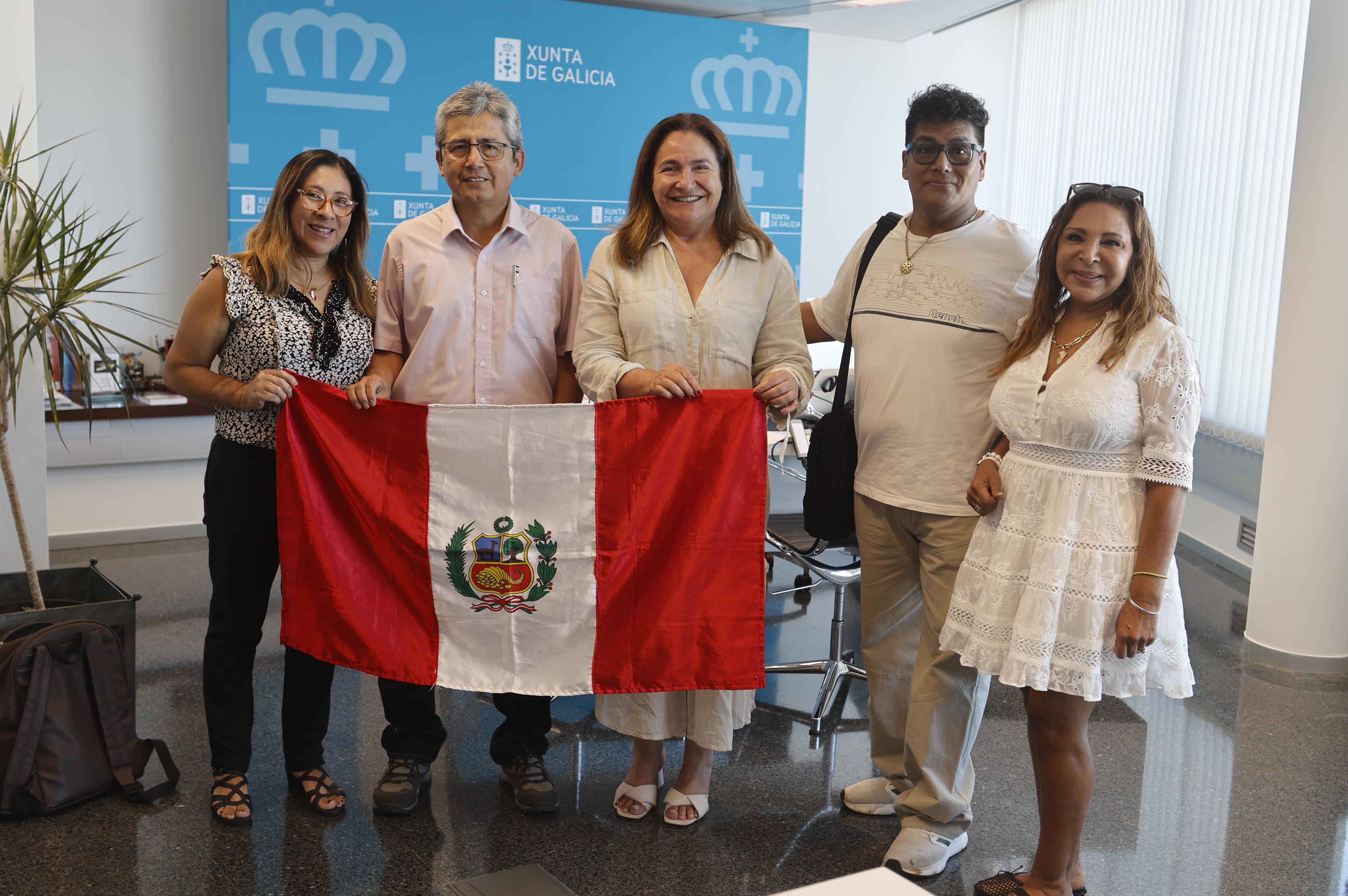 Representantes da comunidade peruana e Ana Ortiz en Vigo
