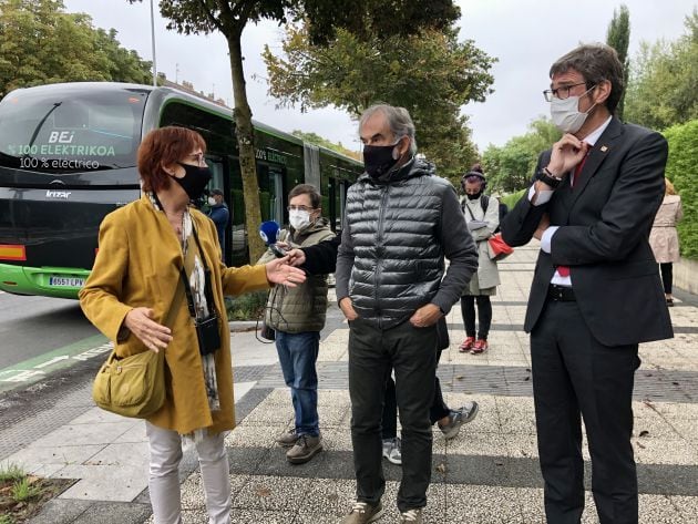 De izquierda a derecha: María José Ajuriaguerra, gerente de Tuvisa; Raimundo Ruiz de Escudero, concejal de Movilidad y Espacio Público; y Gorka Urtaran, alcalde de Vitoria