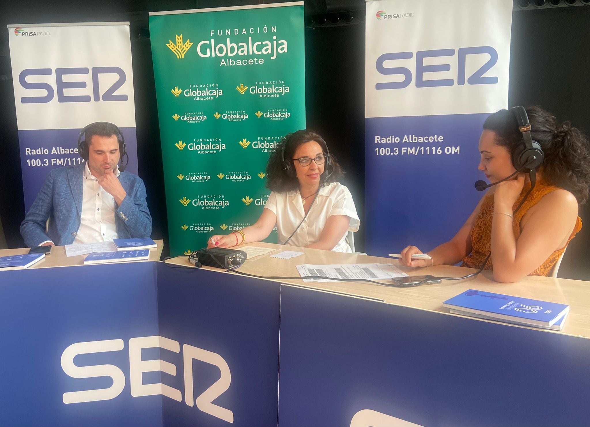 Eduardo González, director artístico y musical de la Orquesta- Camerata de Castilla La Mancha; Lola Valiente, vicepresidenta de la Orquesta-Camerata de CLM y la periodista de Radio Albacete, Cristina Castellanos.