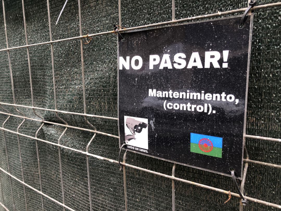 Un dels cartells que es pengen a les obres que paguen les extorsions