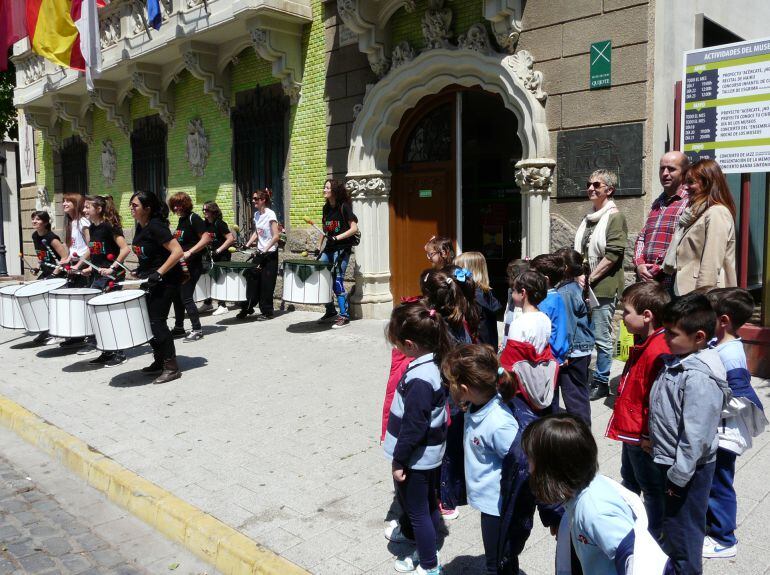 Entre las actividades de este miércoles, una &#039;batukada&#039; en el Museo de la Cuchillería