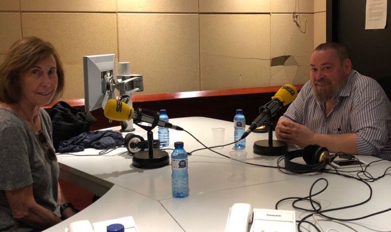 Anna Sallés i Xavier Theros, als estudis de Ràdio Barcelona.