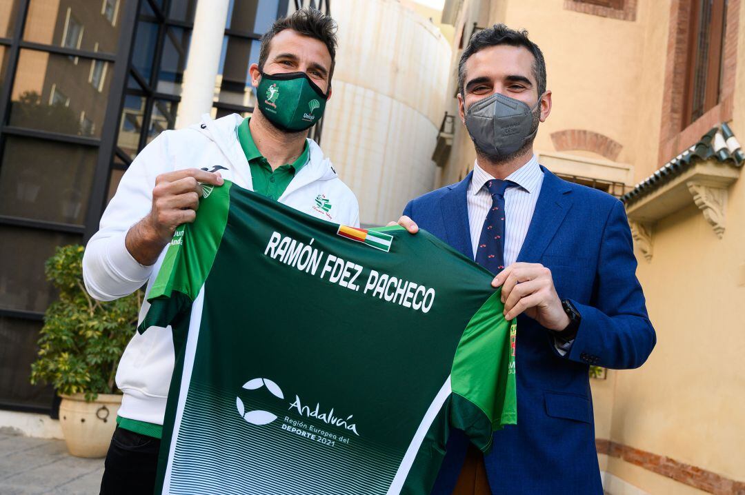 El alcalde de Almería tiene su camiseta del Unicaja Costa de Almería.