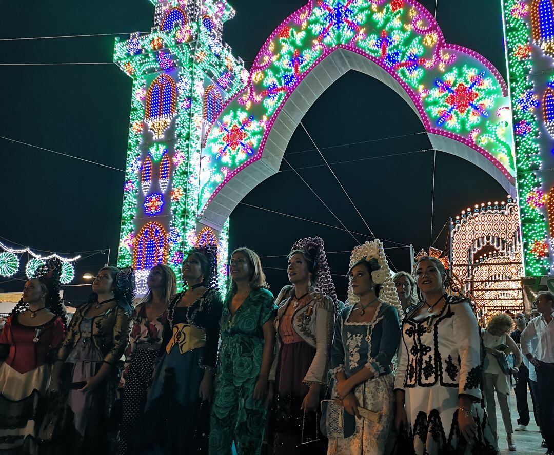 Las damas goyescas junto a las autoridades municipales disfrutaron del castillo de fuegos artificiales