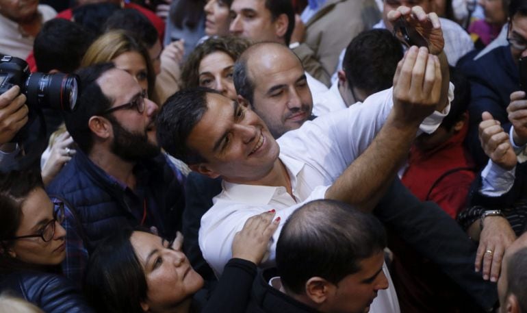 El secretario general del PSOE, Pedro Sánchez, se hace un autoretrato durante un acto 