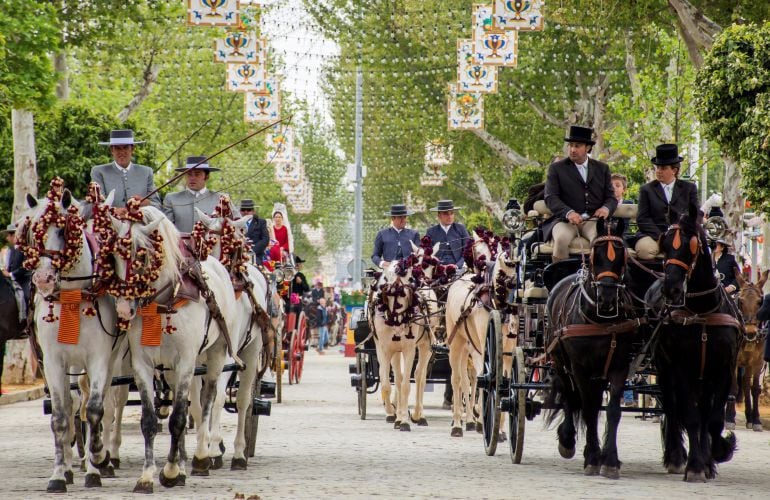 Ambiente en el primer día de la Feria de Abril de Sevilla, una jornada que ha pasado de ser una previa en las casetas a un día más de la fiesta, lo que, unido a que es domingo y a las buenas previsiones climáticas hará que los sevillanos y visitantes se e