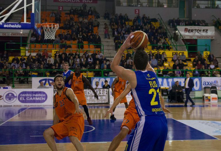 Una de tantas acciones del Club Ourense Baloncesto, en la canasta del Lleida, el cual perdía por 76 a 60. Gran partido del COB