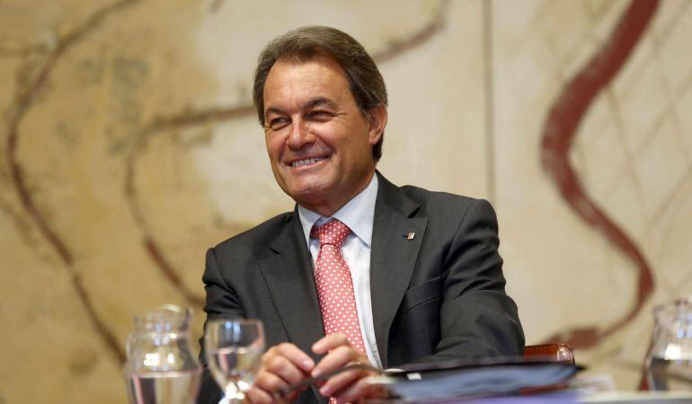 GRA062. BARCELONA, 01/09/2015.- El presidente de la Generalitat, Artur Mas, al inicio de la reunión semanal del Govern, un día antes de su comparecencia en el Parlament donde deberá dar explicaciones de los registros en las sedes de su partido (CDC) y de la fundación nacionalista CatDem a petición de la oposición. EFE/Toni Albir