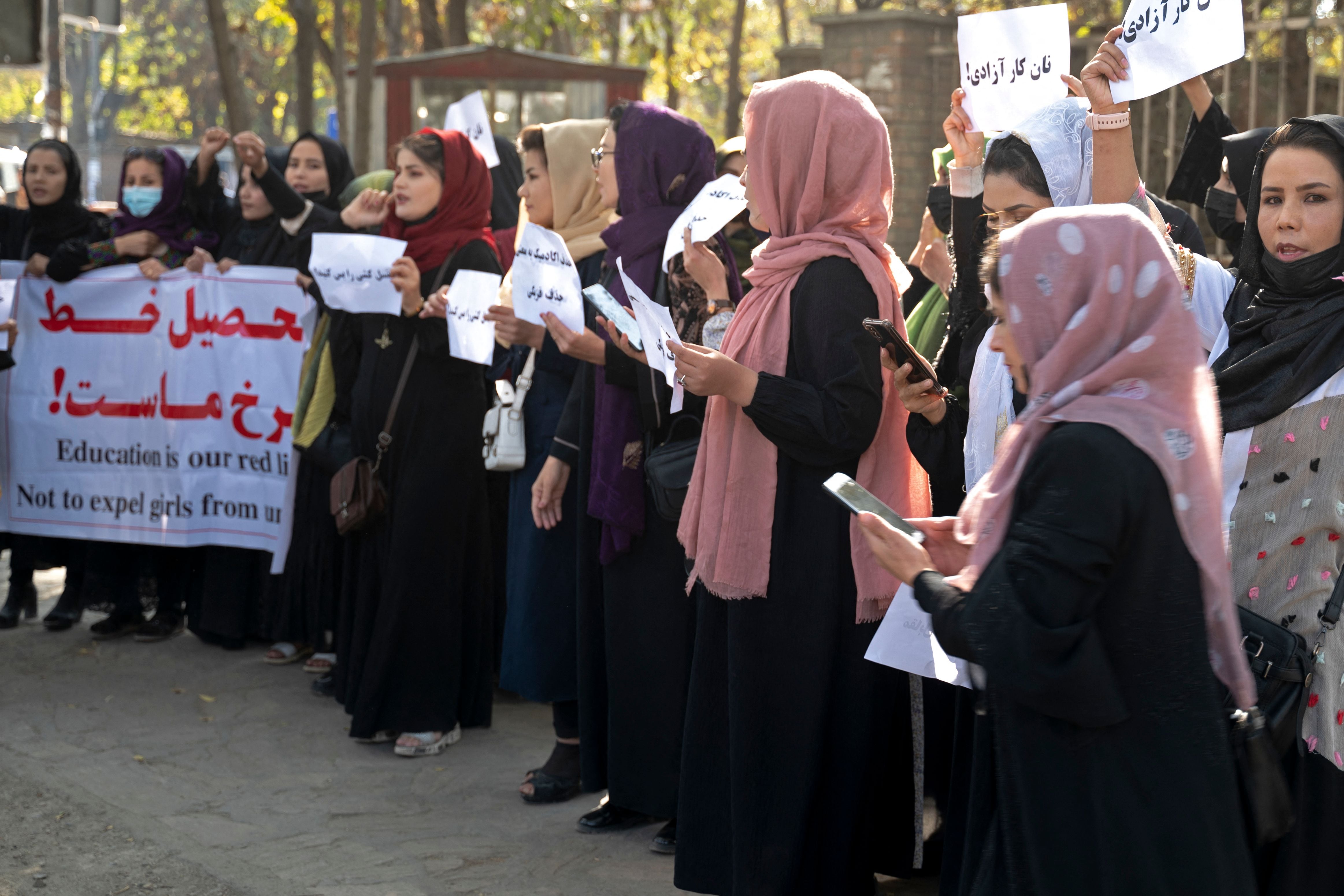 Mujeres afganas sujetan pancartas durante una protesta frente a la Universidad de Kabul, el pasado 18 de octubre.