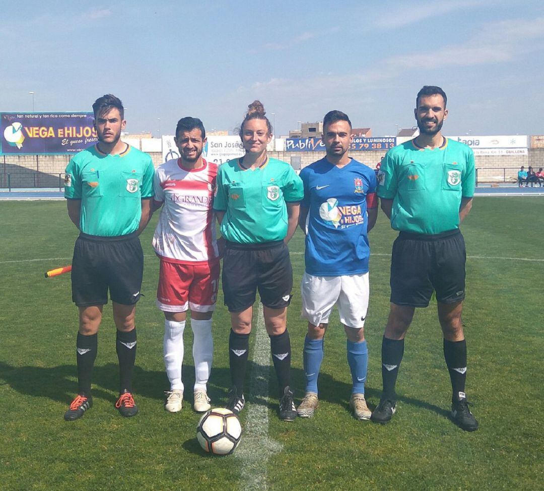 Los capitanes antes del partido.