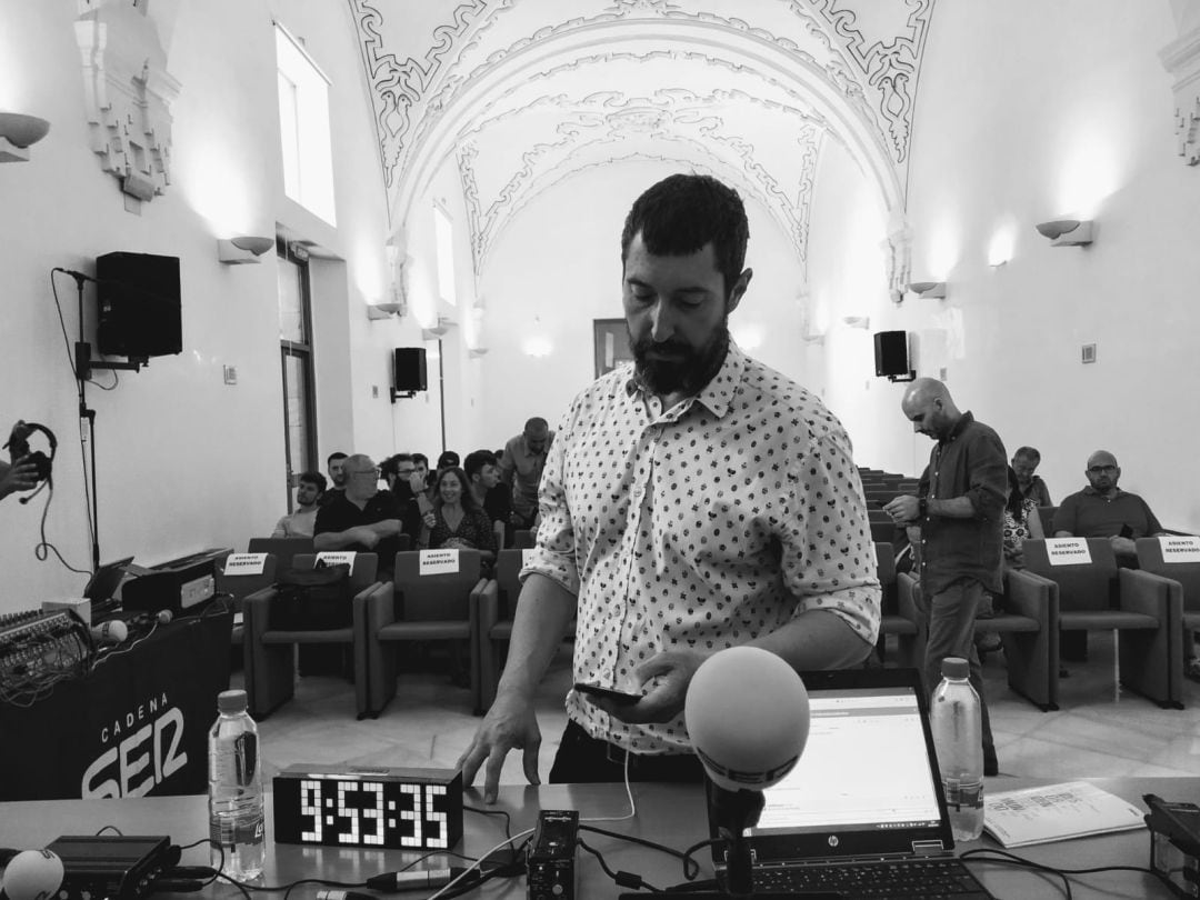 Toni Garrido, minutos antes de comenzar la emisión de Hoy por Hoy desde la sede de Cultura de la Junta de Andalucía.