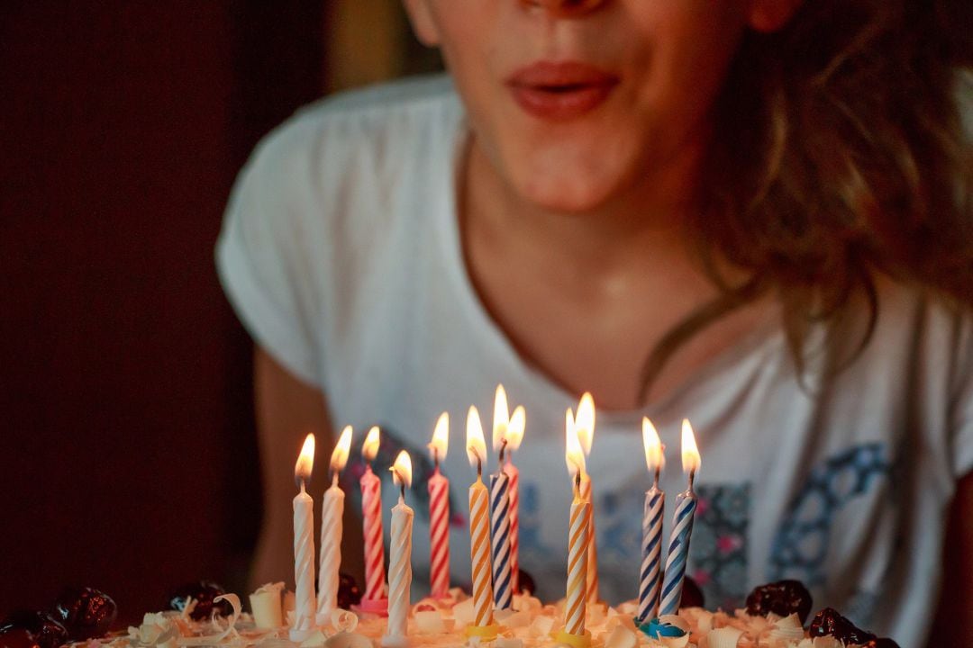 Soplar velas por su cumpleaños