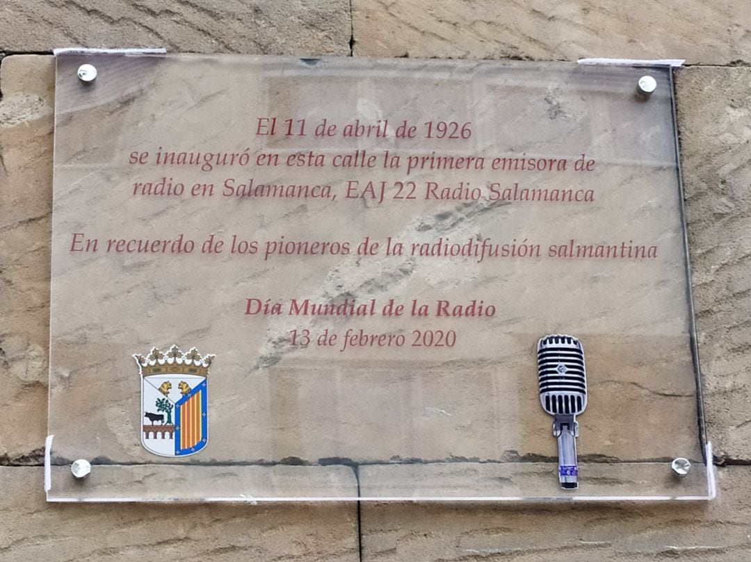 Imagen de la placa conmemorativa en la avenida de Italia de la ciudad.