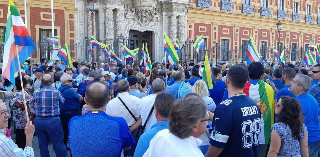 Miembros de la plataforma &#039;Todos a una por Linares&#039;, concentrados ante la sede del Parlamento Andaluz.