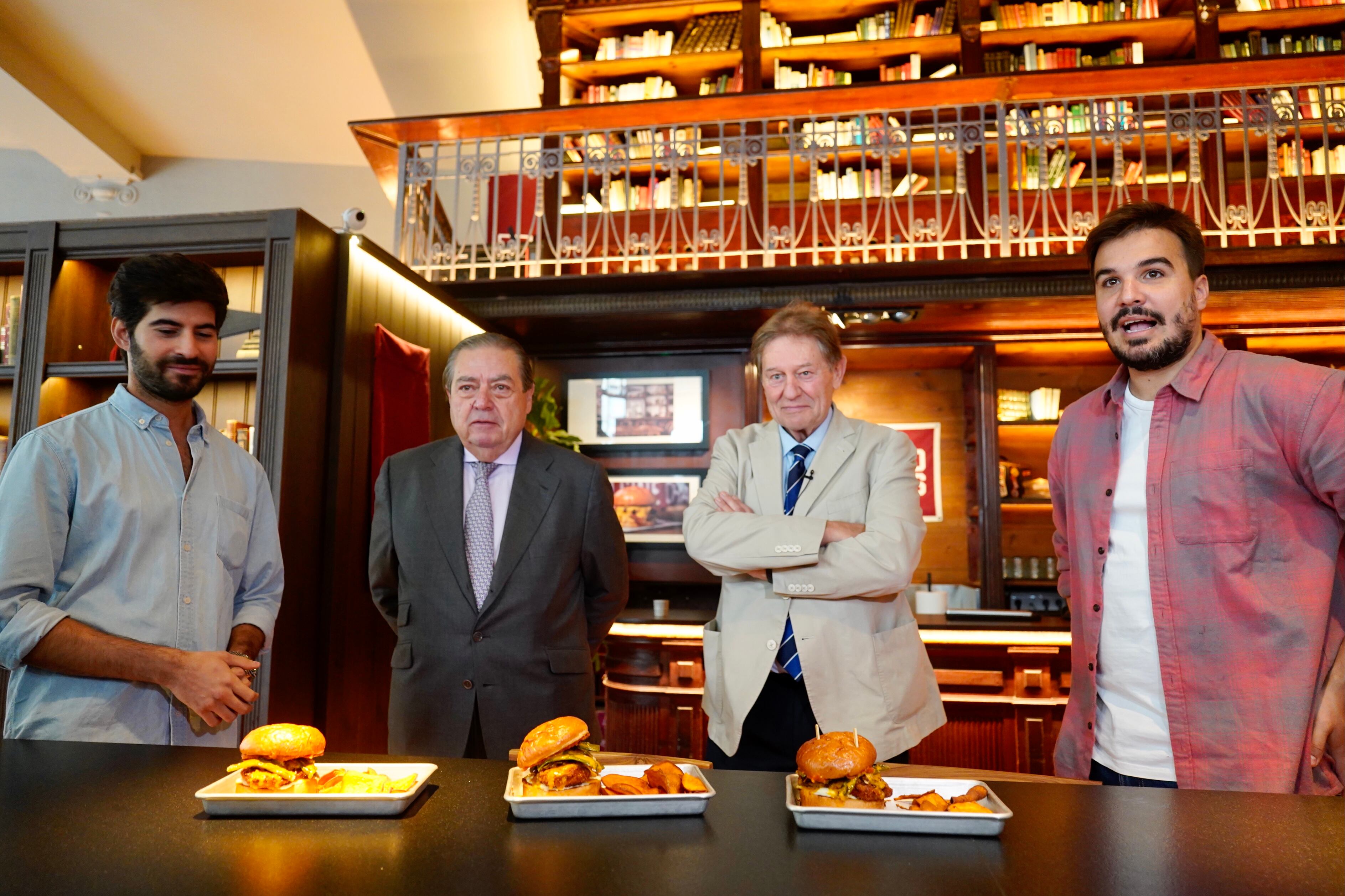 Javier Quesada, presidente de la Fundación Premios Rei Jaume I, y Vicente Boluda, presidente de la Fundación Valenciana de Estudios Avanzados, junto a la hamburguesa 'Jaume'. Fuente: Fundación