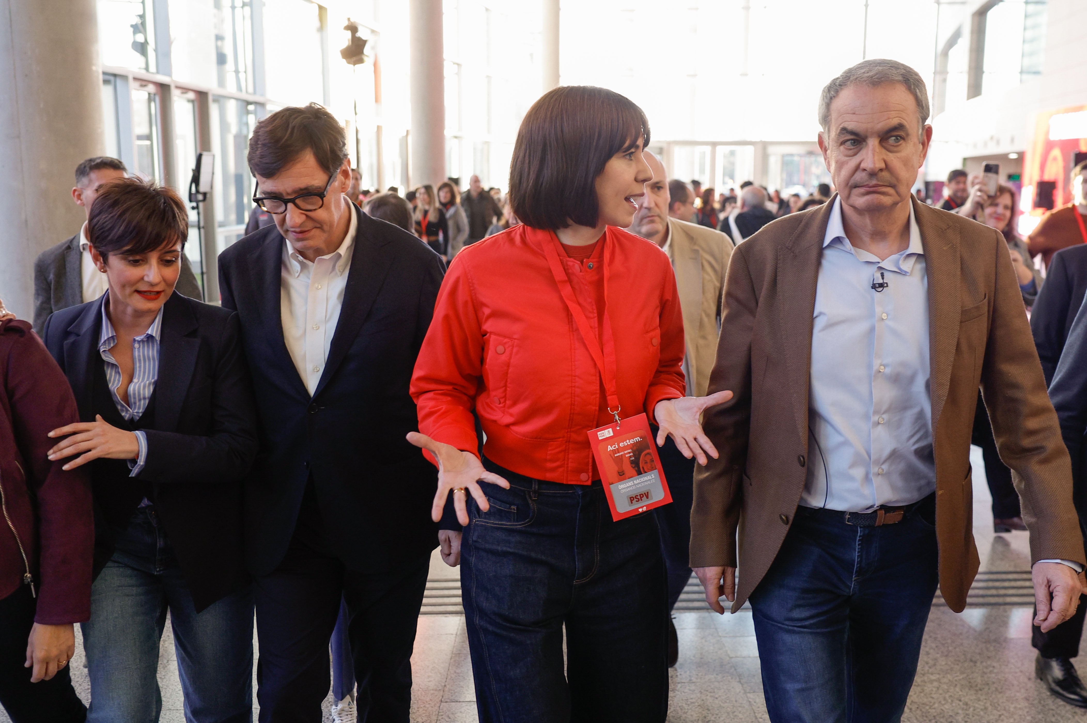 VALENCIA, 31/01/2025.- La ministra de Ciencia, Diana Morant (2d), que será proclamada por segunda vez como secretaria general, junto a la ministra de Vivienda, Isabel Rodríguez (i), al presidente de la Generalitat de Cataluña, Salvador Illa (2i) y al expresidente del Gobierno José Luis Rodríguez Zapatero (d), durante el XV Congreso del PSPV-PSOE celebrado este viernes en el Palacio de Congresos de Valencia. EFE/ Kai Forsterling
