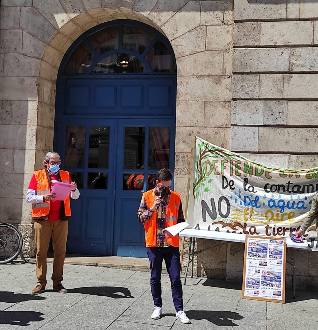 Lectura del manifiesto durante la concentración de este domingo