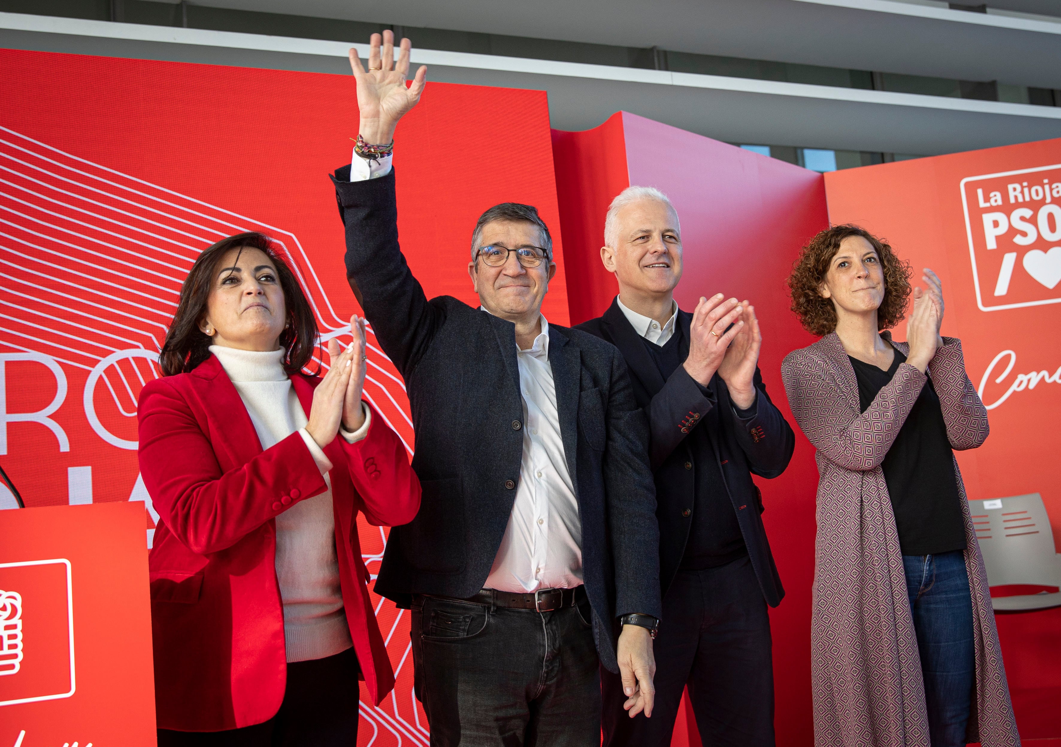 LOGROÑO 05/02/2023.- El portavoz del Grupo Parlamentario Socialista, Patxi López (2i), asiste al acto de presentación de candidaturas a alcaldías socialistas de La Rioja de más de 1.000 habitantes, junto a la secretaria regional y presidenta de La Rioja, Concha Andreu (i), y el alcalde de Logroño, Pablo Hermoso de Mendoza (2d), este domingo en el Palacio de Congresos de Logroño. EFE/ Raquel Manzanares