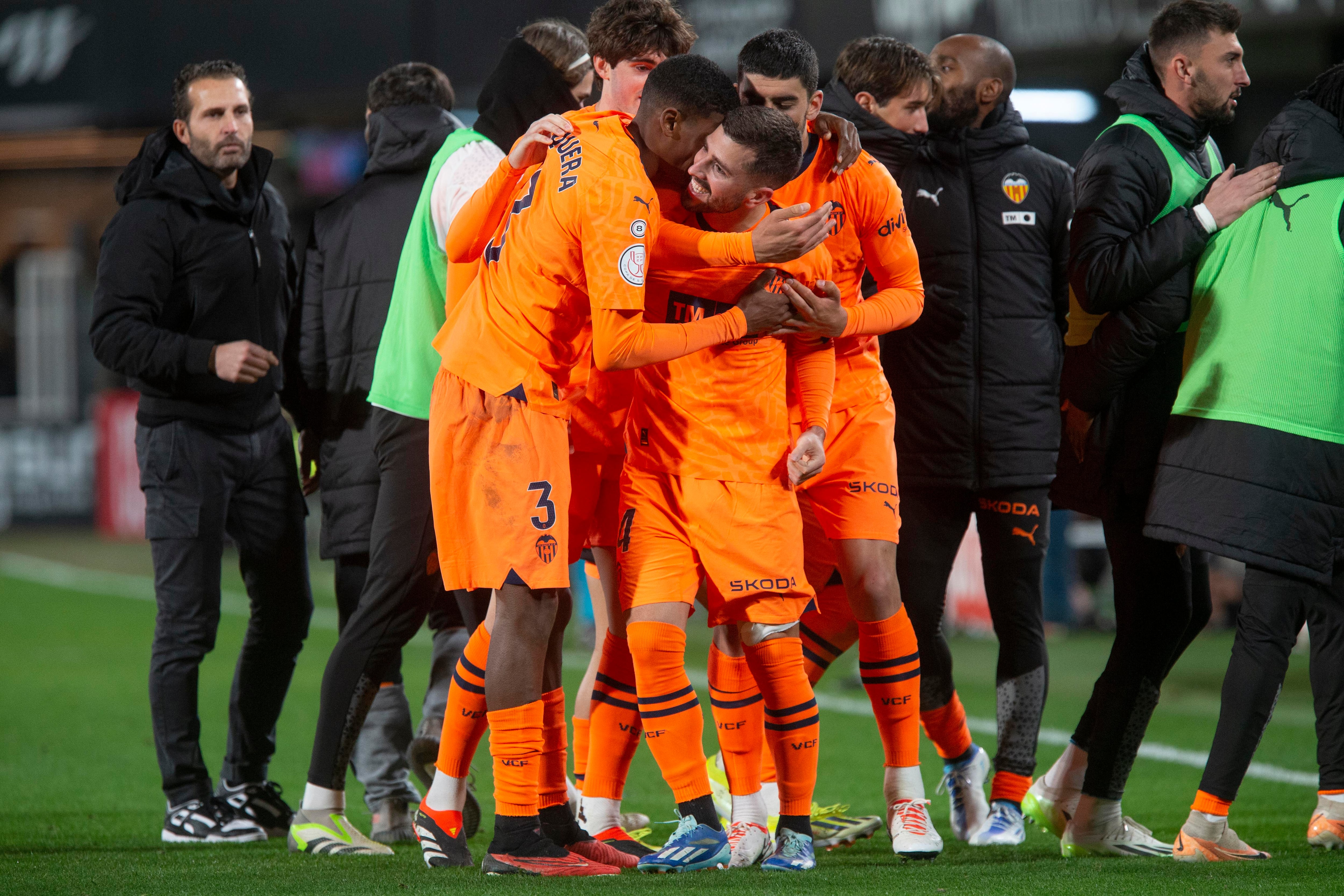 CARTAGENA, 07/01/2024.- El defensa del Valencia C.F José Luis Gayà (c) celebra con sus compañeros tras marcar el 1-2 durante el partido de dieciseisavos de final de Copa del Rey que están disputando este domingo ante el Cartagena en el estadio Cartagonova. EFE/Marcial Guillén