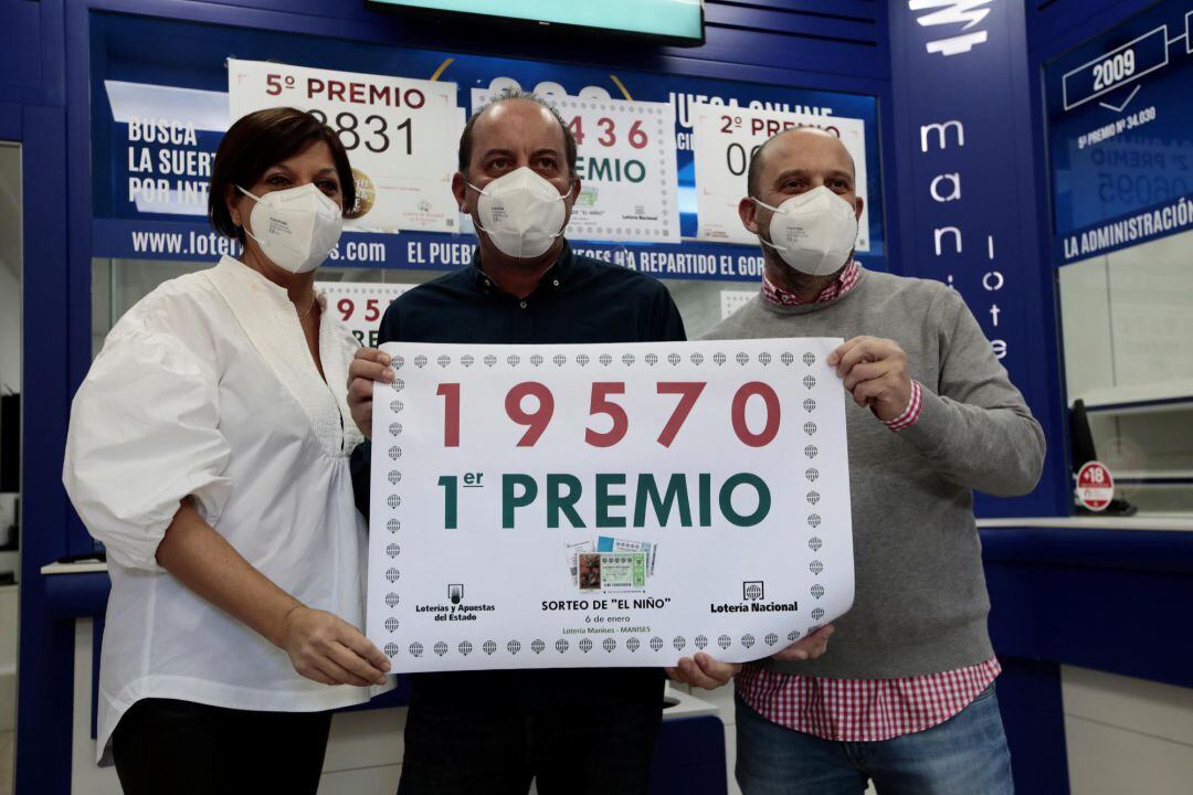 La administración de Lotería número 3 de Manises ha repartido 2.075.000 euros del sorteo de la Lotería del Niño al vender una serie del primero premio, el 19.570, y un décimo del segundo, el 3.436.EFE Biel Aliño