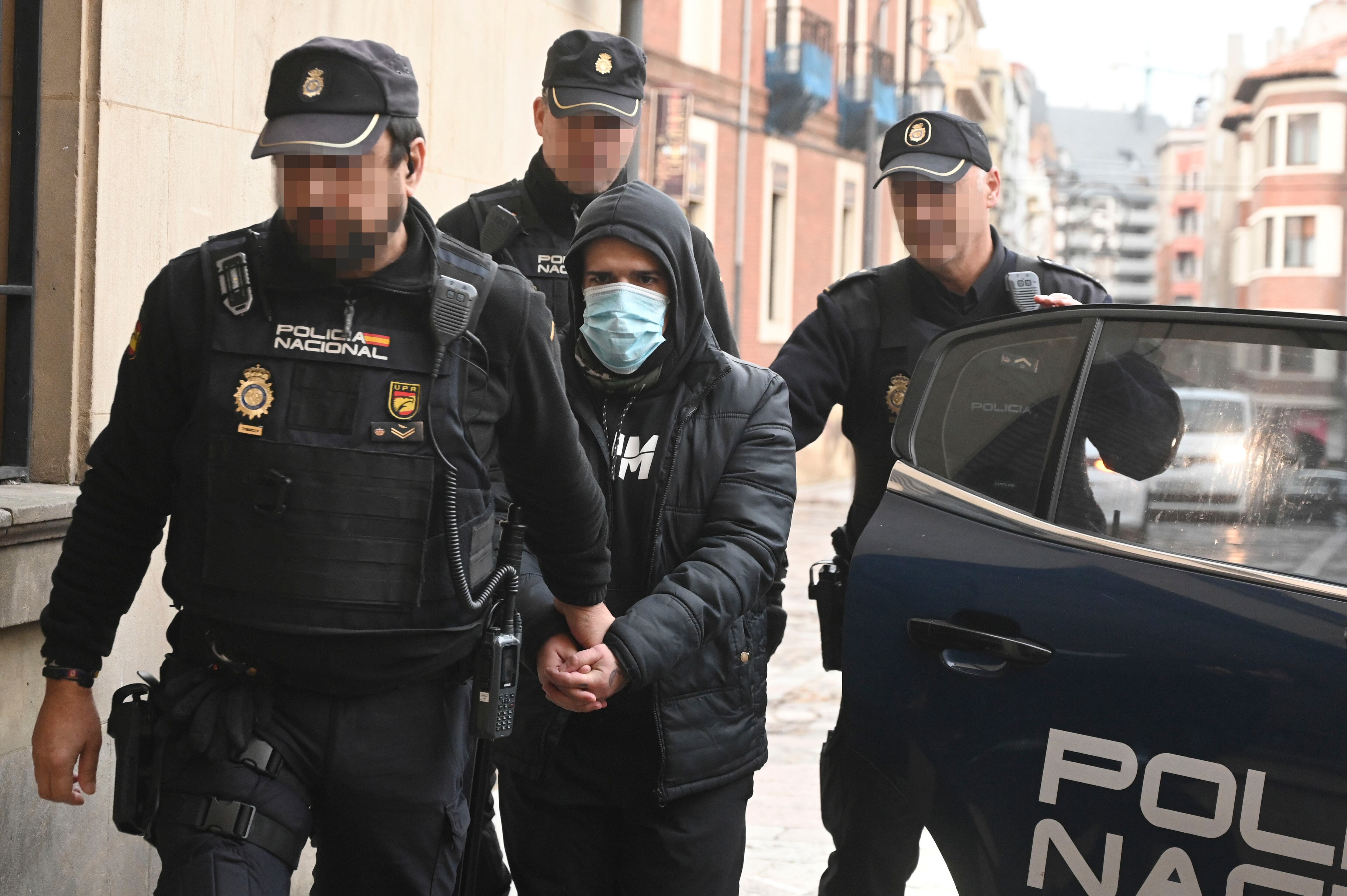 LEÓN, 29/01/2024.- El acusado de matar a un conocido en Ponferrada (León) en agosto de 2021 a su llegada al juicio que se celebra en la Audiencia Provincial de León donde ha afirmado este lunes que no tenía intención de hacerle daño y que su único propósito era que se marchase de su casa ya que le estaba obligando a que fueran a robar a un supermercado. EFE/J.Casares
