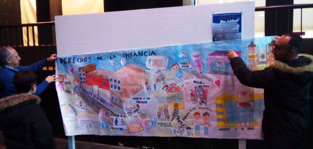 Uno de los carteles pintados por los niños en el Día Mundial de la Infancia