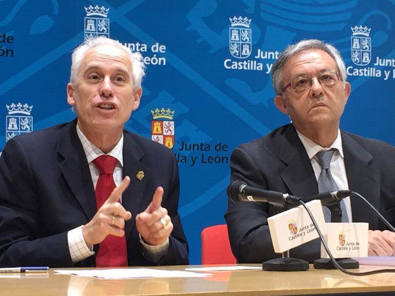 En la foto el Delegado Territorial de la Junta, Luis Domingo González, acompañado del Jefe de la Oficina Territorial de Trabajo, Miguel Meléndez.