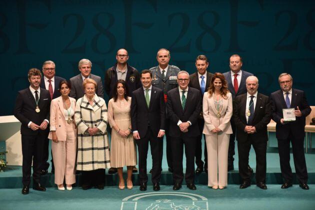 Foto de famlia de los premiados con el presidente de la Junta y la presidenta del Parlamento Andaluz