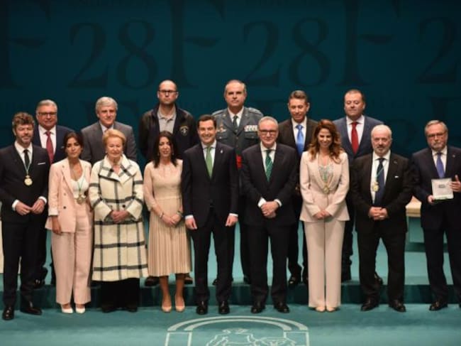Foto de famlia de los premiados con el presidente de la Junta y la presidenta del Parlamento Andaluz