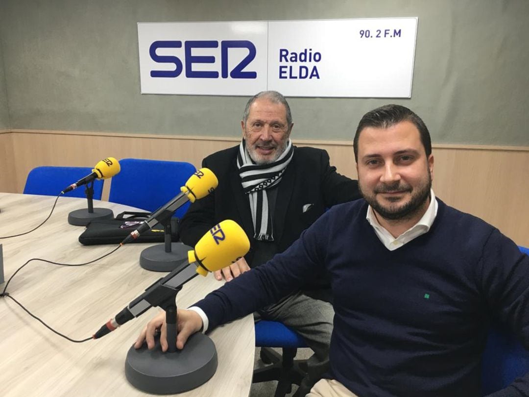 Baldomero Giménez, director del Grupo Radio Elda y Paco Sogorb, presidente Premios Radio Elda en los estudios de Radio Elda Cadena SER