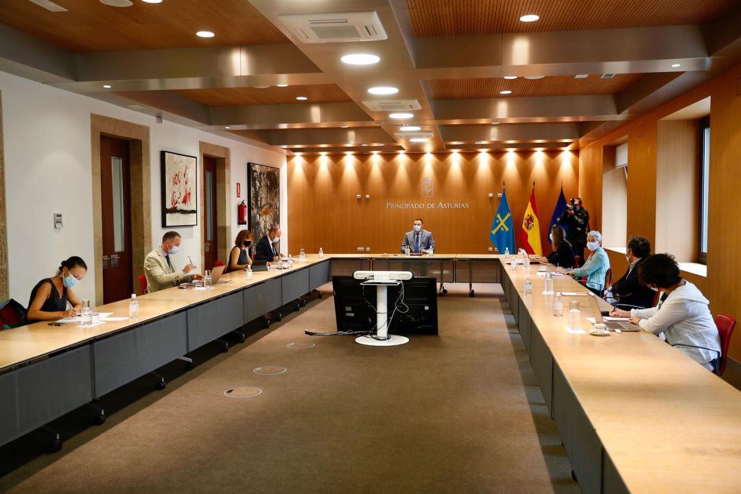 El presidente reunido con su Gobierno.