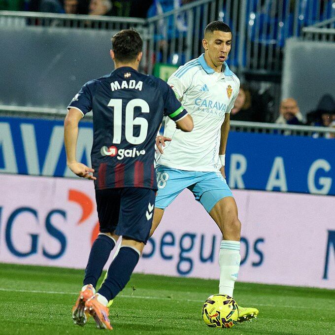 El Yamiq, en una acción del partido ante el Éibar