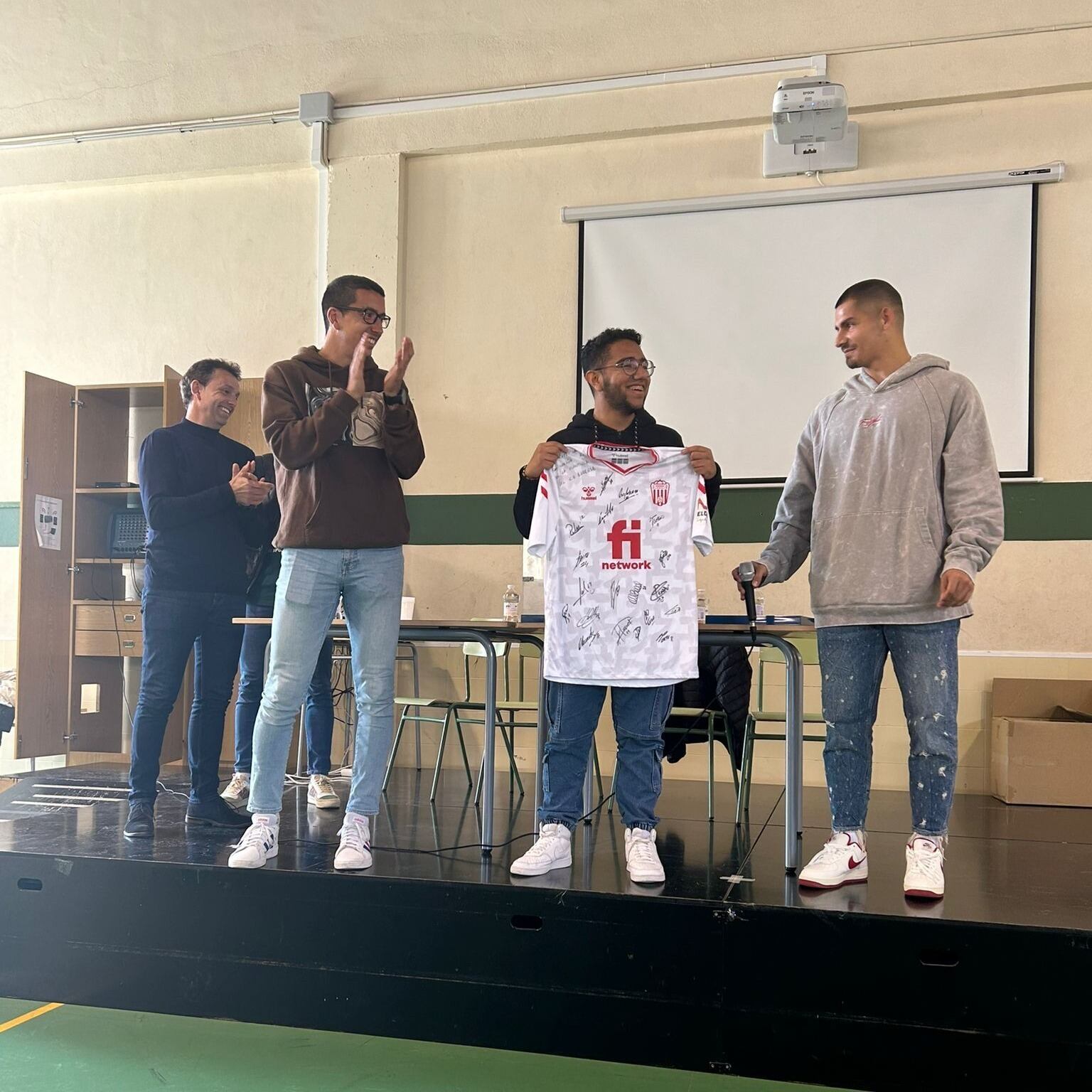 Se sorteó una camiseta del Eldense firmada por la plantilla