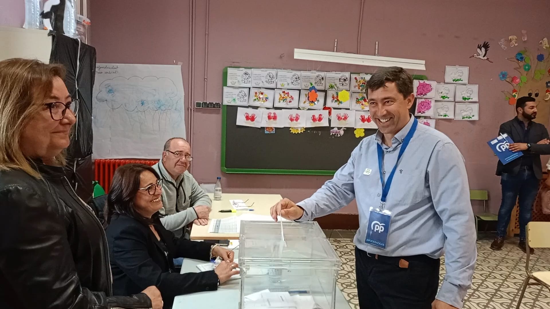 El candidato del PP, Jesús Salamanca, deposita su voto en Cuéllar