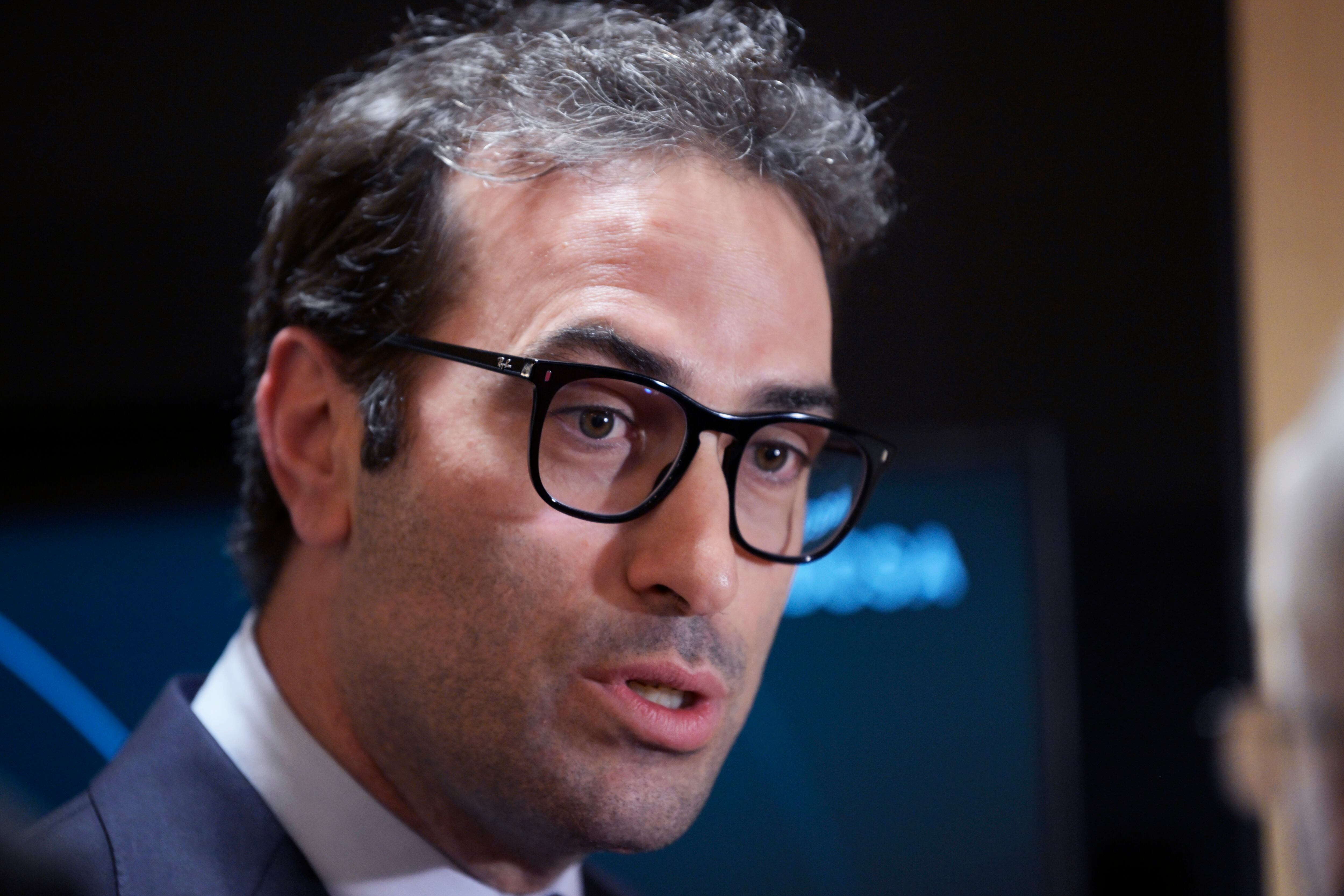 El ministro español de Economía, Comercio y Empresa, Carlos Cuerpo, habla con periodistas en Washington