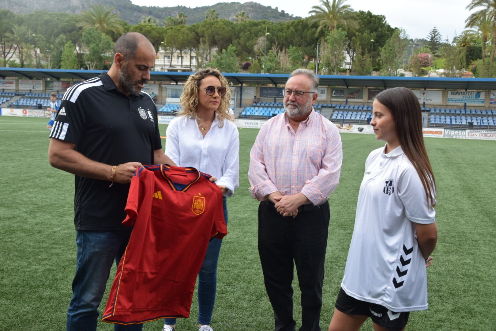 El alcalde de Alhaurín de la Torre, Joaquín Villanova, en el campo este viernes