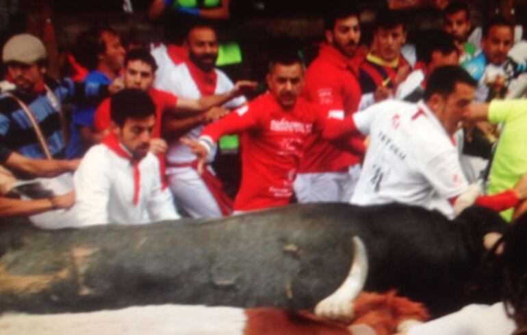 Santiago Avendaño durante un encierro en Pamplona