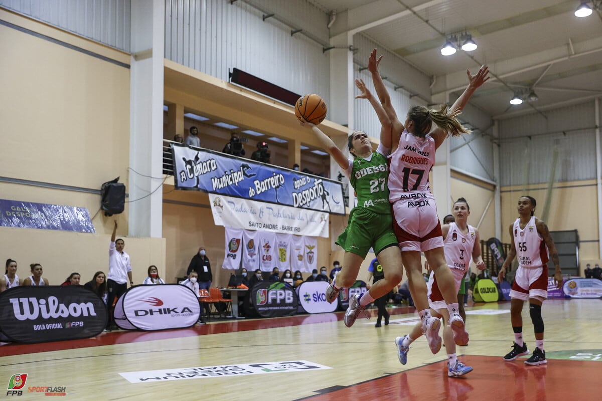 Leonor Serralheiro, de verde, lanzando a canasta.