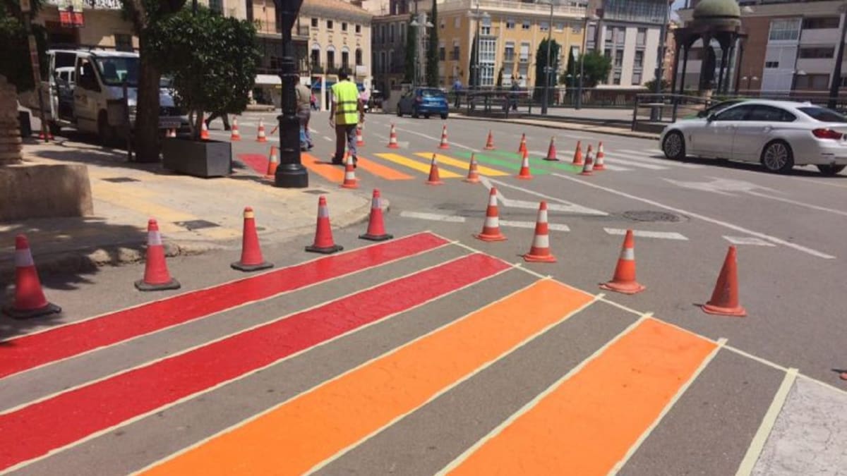 Pintar pasos de peatones con la bandera arcoiris es "digno de aplauso", según el fiscal