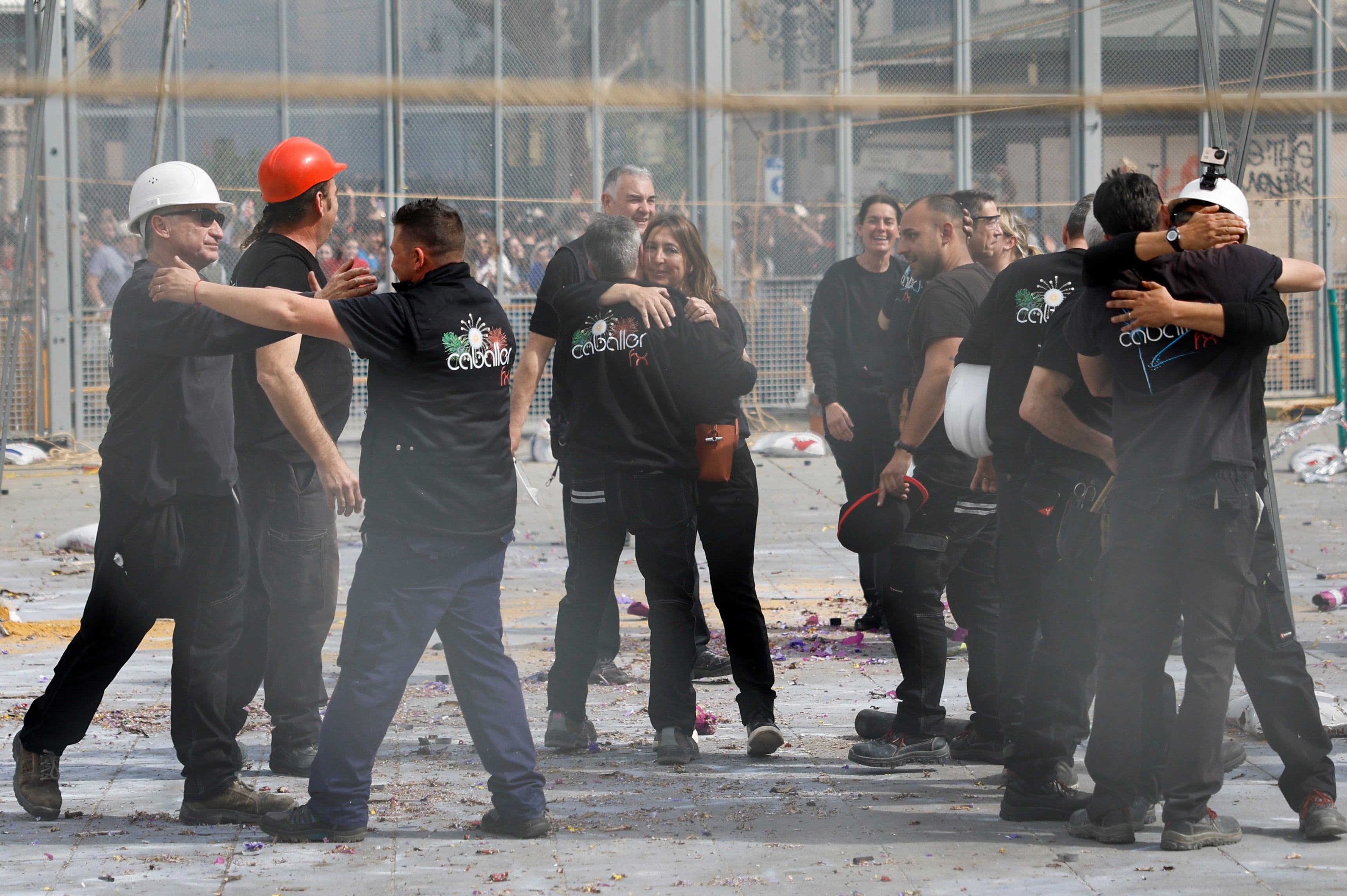 GRAFCVA1867. VALENCIA, 08/03/2023.-- La pirotécnica María José Lora Zamorano (c) de la Pirotécnia Caballer FX Global Focca de Moncada, tras disparar la mascletá, hoy 8M Día de la Mujer EFE/Biel Aliño
