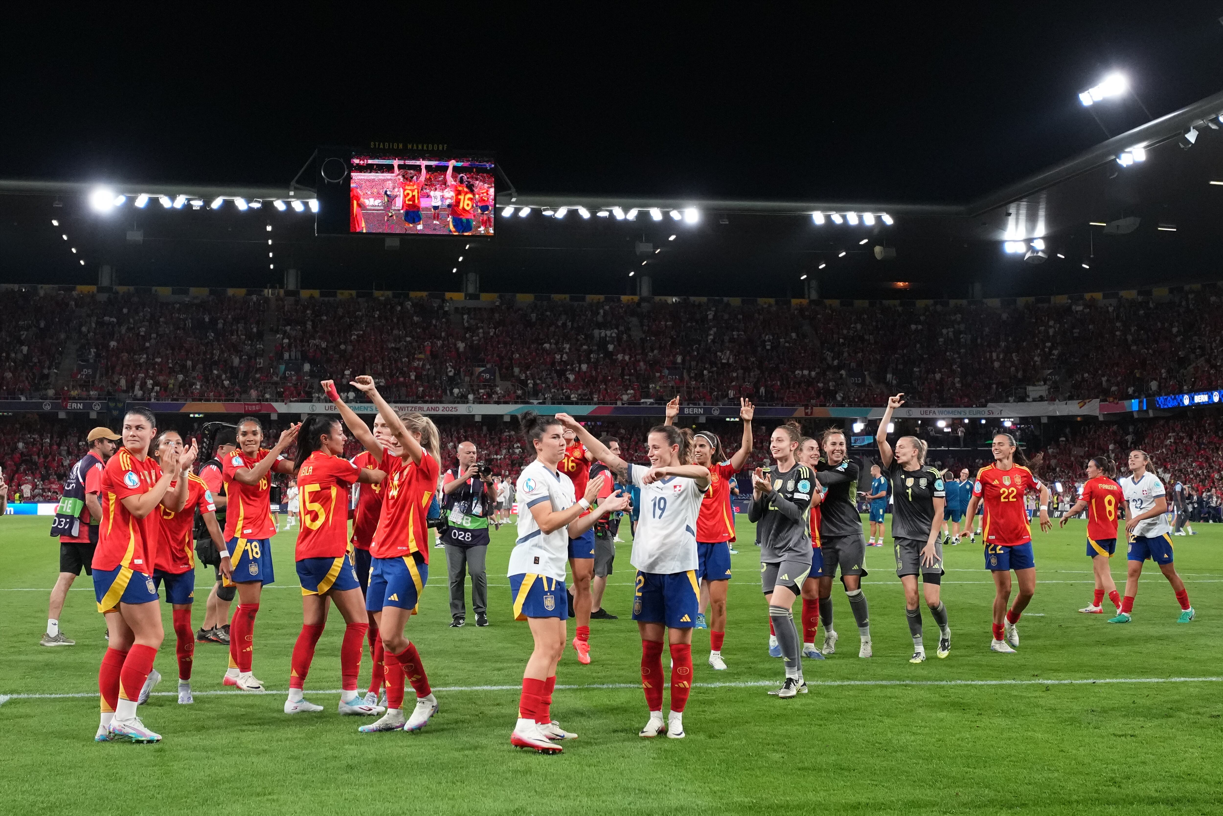Mariona Caldentey falla un penalti ante la portera suiza Livia Peng durante el España-Suiza de cuartos de final de la EURO 2025 femenina, en el Stadion Wankdorf de Berna.Foto: Jose Breton/Pics Action/NurPhoto vía Getty Images