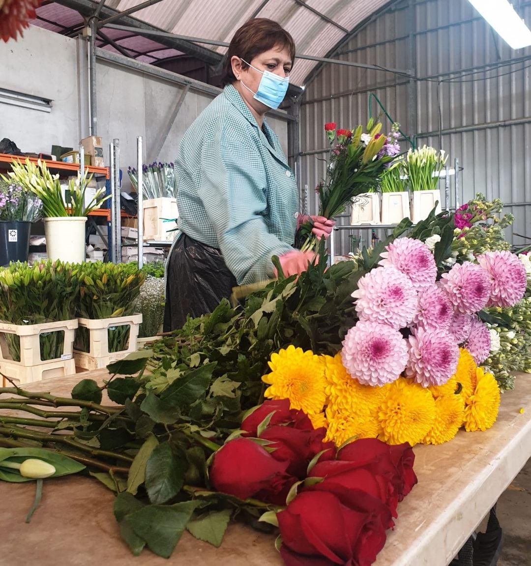 Flores Cazorla preparando un ramo de flores