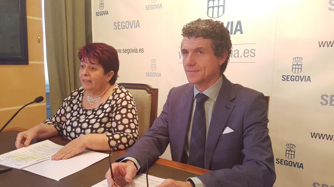 La alcaldesa Clara Luquero junto al concejal de Servicios Sociales Andrés Torquemada durante la presntación del nuevo programa de acompañamiento