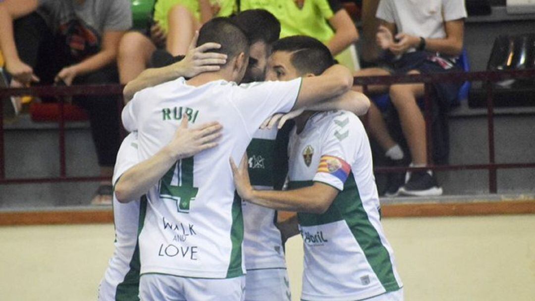 Rubi celebra un gol con sus compañeros esta temporada